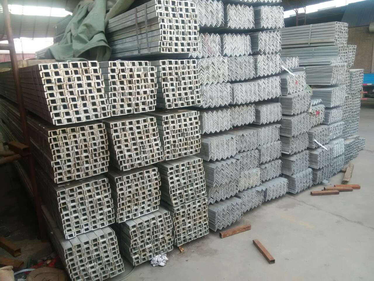 澳门新葡萄新京6663钢材新到300吨镀锌角钢、槽钢
